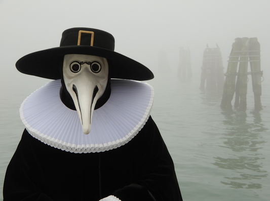 medico della peste veneziano con sfondo di venezia con la nebbia