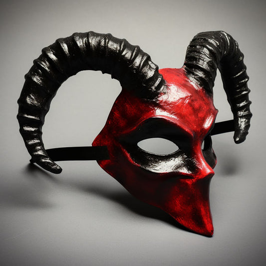 maschera da demone in colore rosso con delle corna nere, maschera originale realizzata a mano