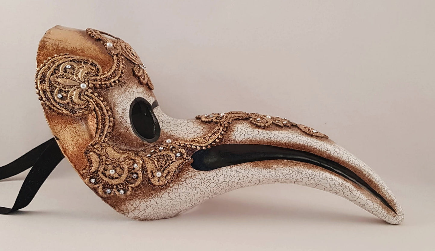 Máscara de disfraz de médico de la peste con macramè dorado hecha a mano en Italia para el Carnaval de Venecia