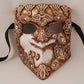 Máscaras venecianas Bauta hechas a mano en Italia en macramè dorado para carnaval y eventos especiales.
