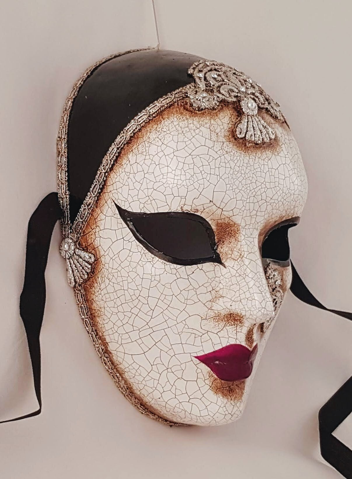Máscara veneciana de plata macramè pierrot hecha a mano en Italia