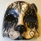 Máscara veneciana de gato hecha a mano en Italia.Máscara veneciana en papel maché, realizada a mano. Decorado con finas pasamanería, perlas.