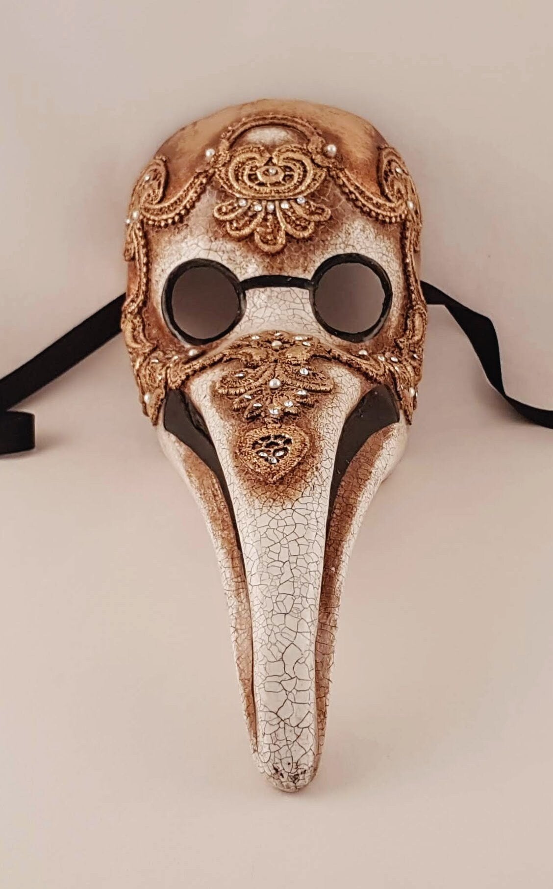 Máscara de disfraz de médico de la peste con macramè dorado hecha a mano en Italia para el Carnaval de Venecia