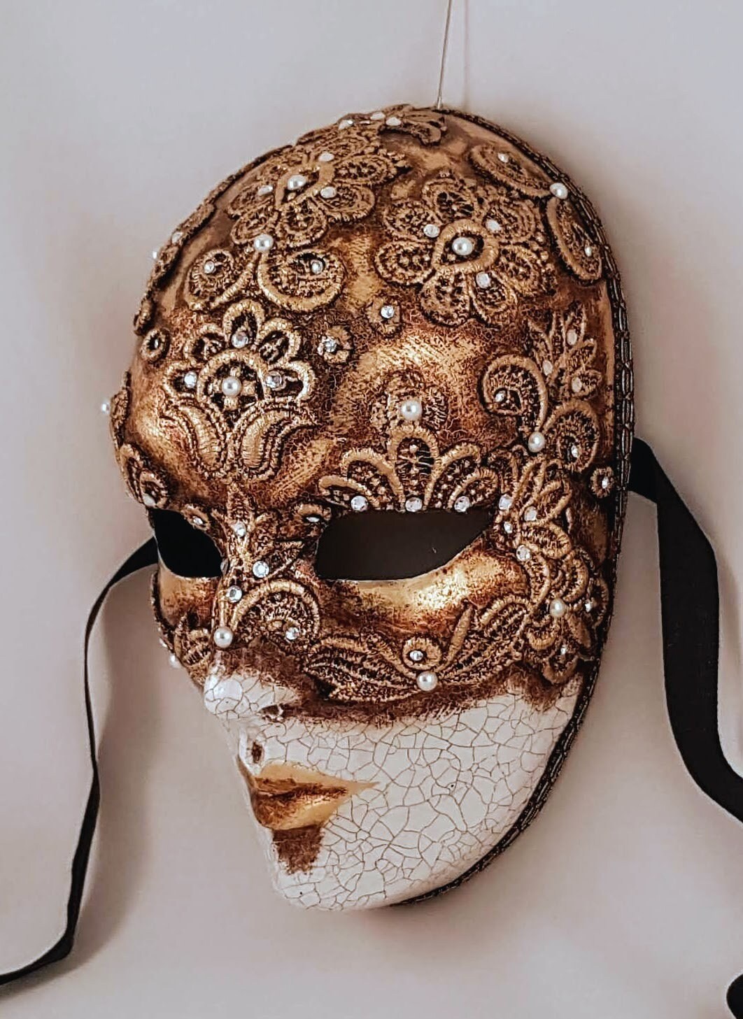 Macramè traditional venetian mask gold handmade in Italy Style eyes wide shut