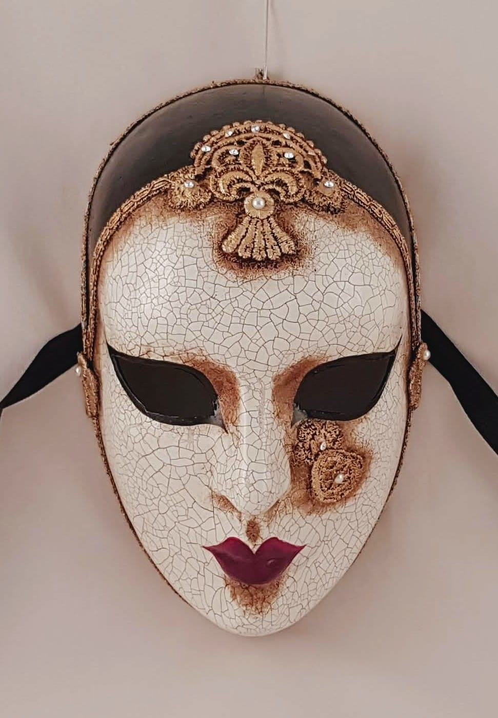 Máscara veneciana de oro macramè pierrot hecha a mano en Italia
