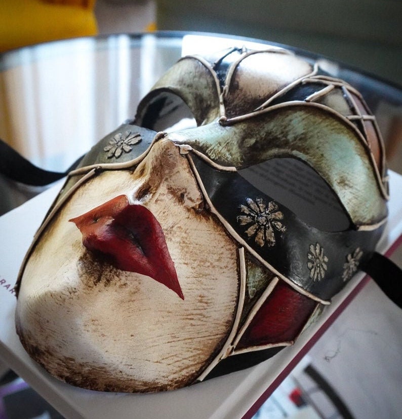 Máscara veneciana del Hermitage con estuco y pan de oro original hecho a mano.
