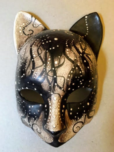 Venetian cat mask handmade in Italy.Venetian mask in papier-mâché, made by hand. Decorated with fine trimmings, pearls.