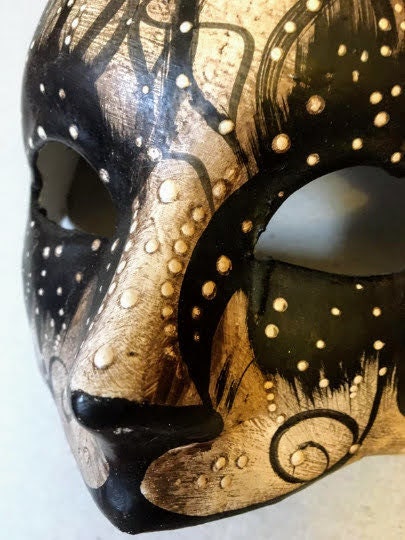 Máscara veneciana de gato hecha a mano en Italia.Máscara veneciana en papel maché, realizada a mano. Decorado con finas pasamanería, perlas.