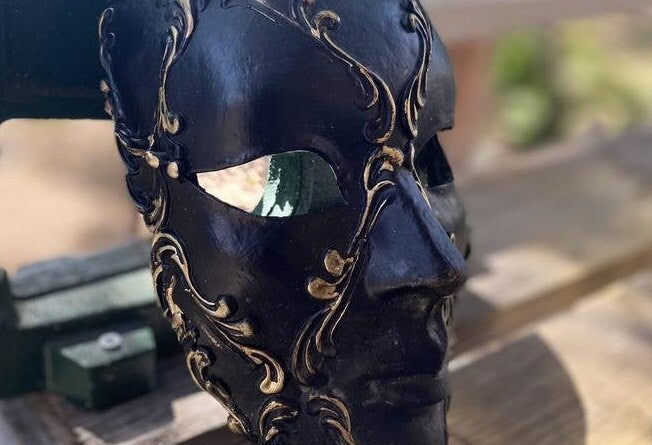 Máscara lista: máscara facial completa negra y dorada. Técnica veneciana Hecho a mano con estuco italiano.