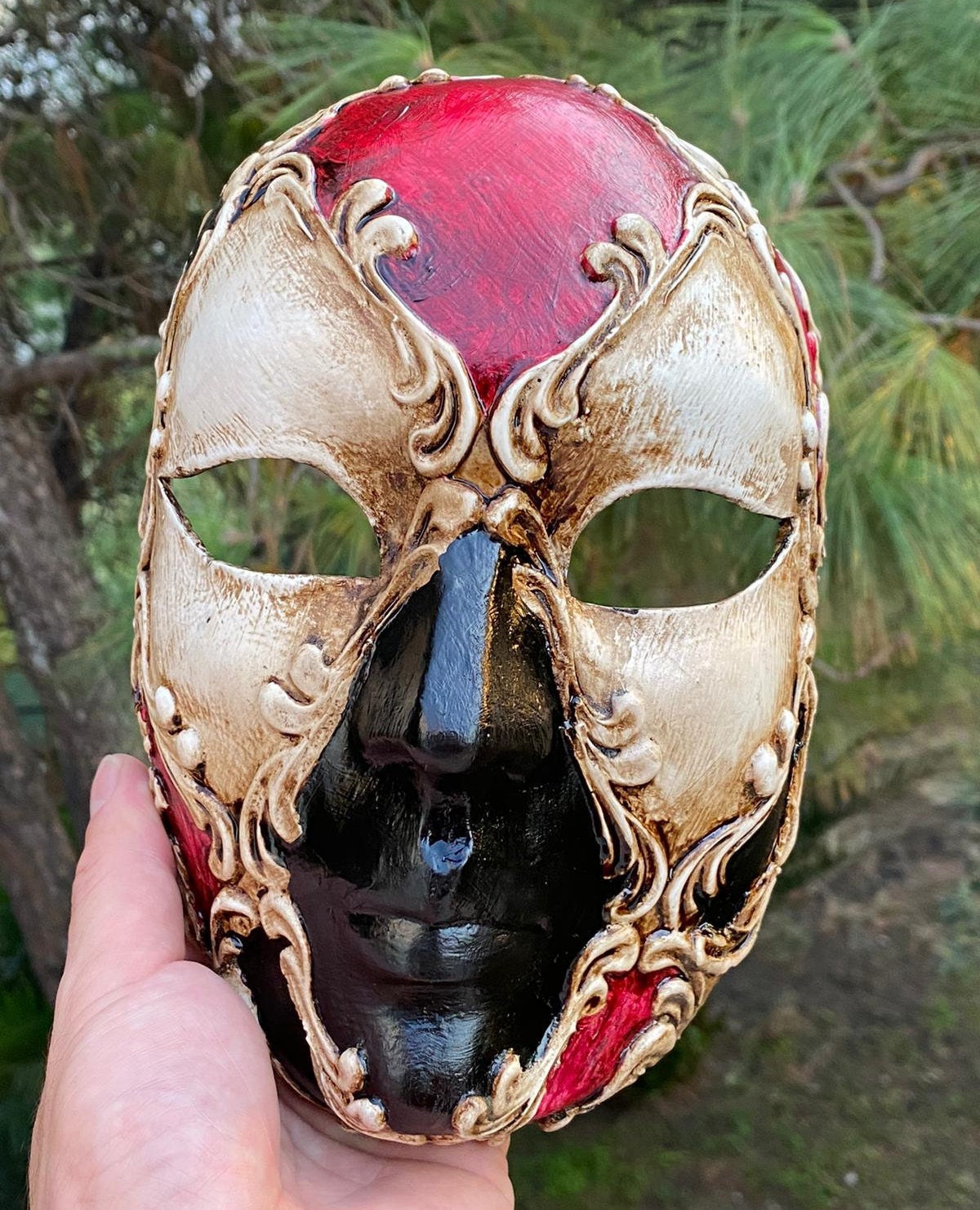 Durango full face Venetian mask. Woman Man.Handmade in papier-mâché.With gold foil.Old Italian technique.