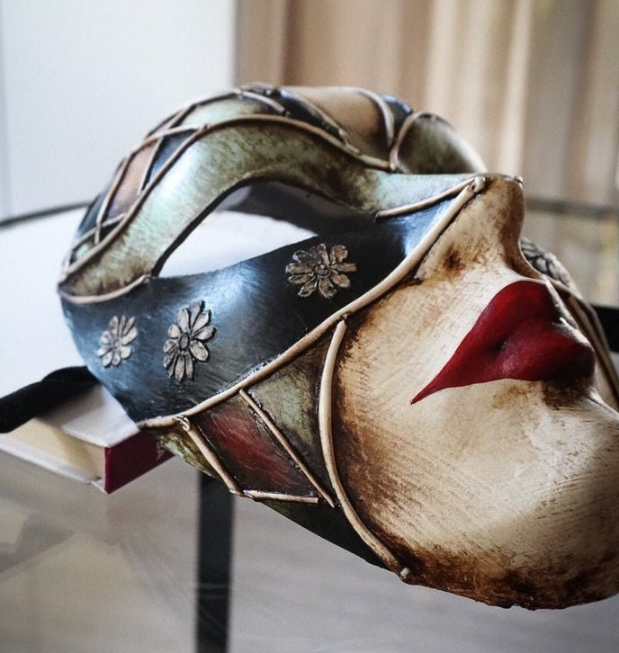 Máscara veneciana del Hermitage con estuco y pan de oro original hecho a mano.