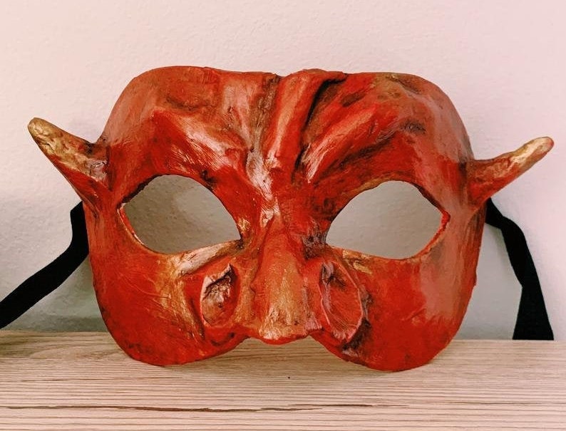 Máscara de Tauro en papel maché, hecha a mano por artesano italiano.