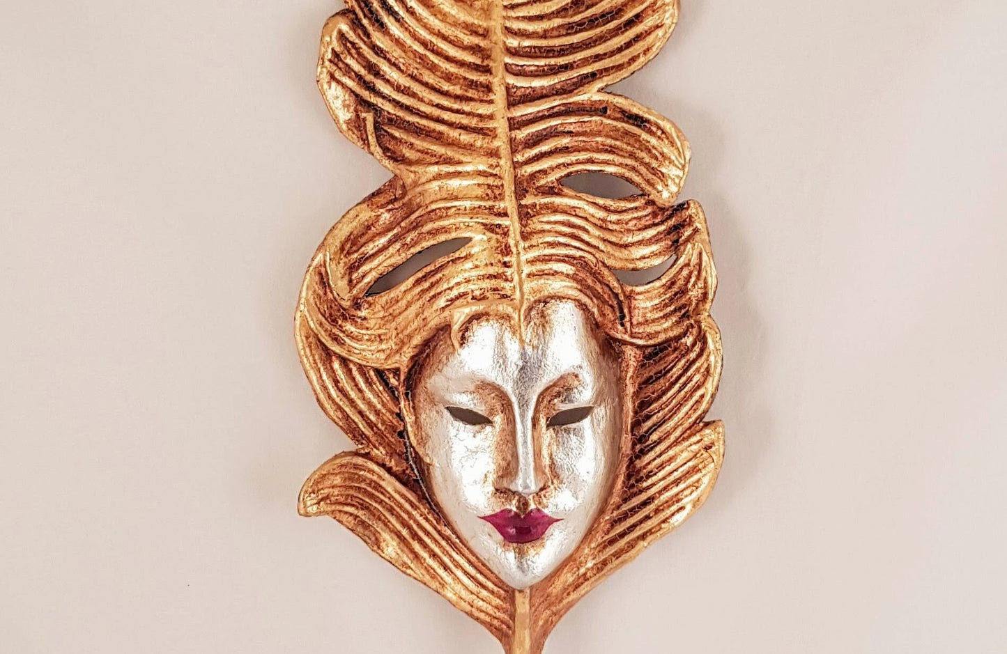 Máscara veneciana en Pan de Oro para decoración en papel maché original del carnaval de Venecia