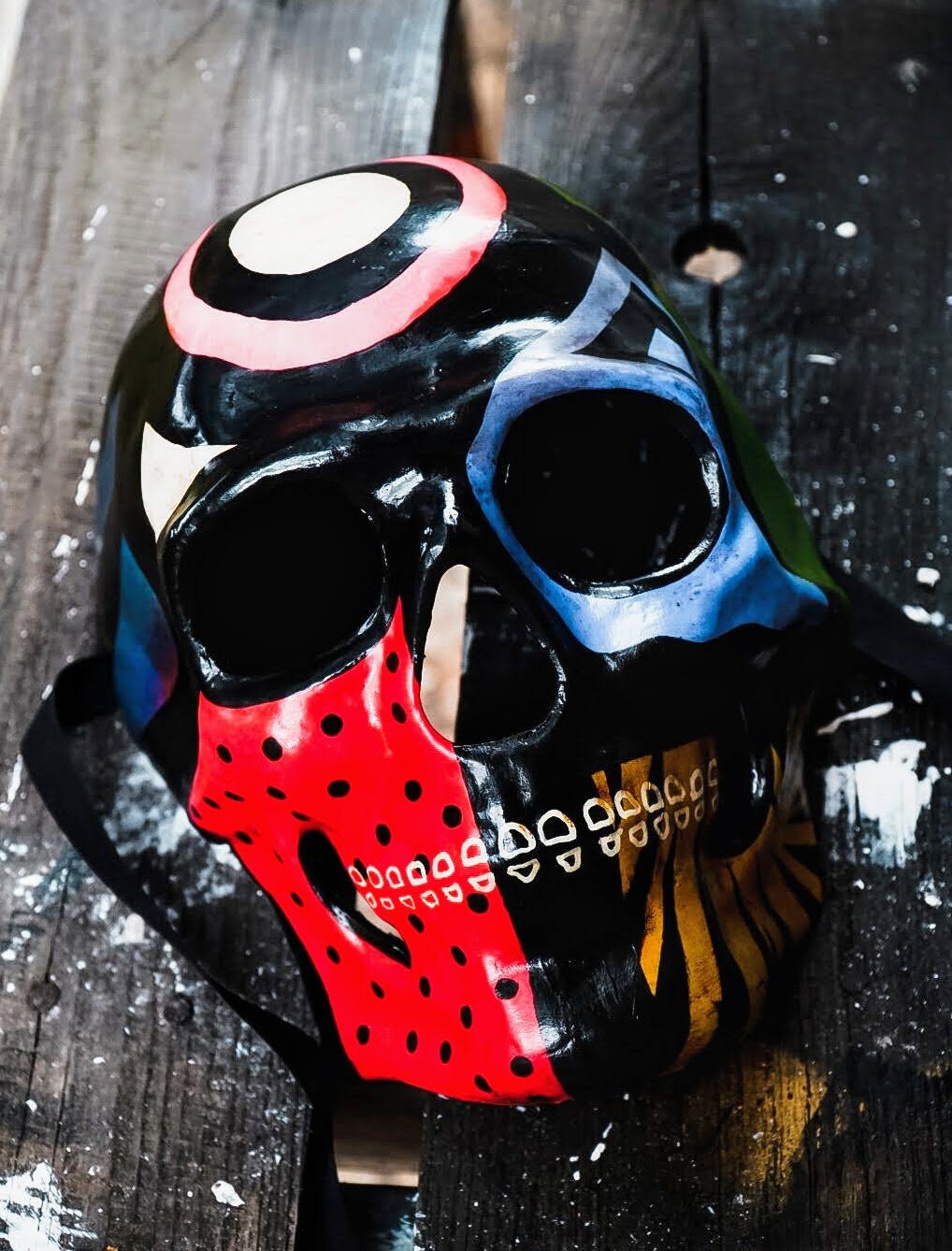 Máscara lista - Máscara de calavera Luces rojas y negras estilo veneciano