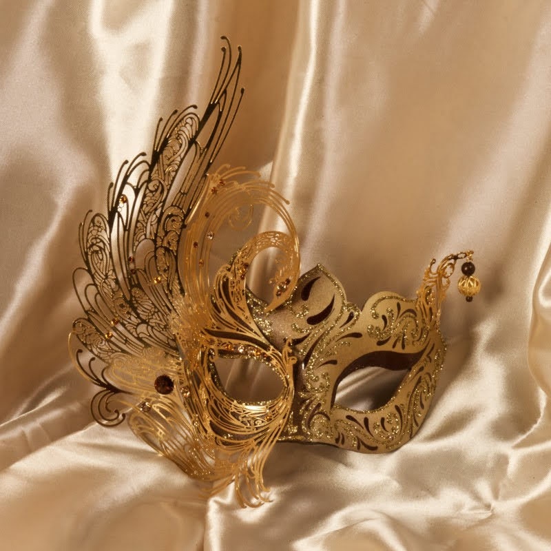 Swan. Venetian mask in papier-mâché, made in artisan form. Decorated with fine trimmings, pearls, metal filigree and Swarovski  stones.Marce