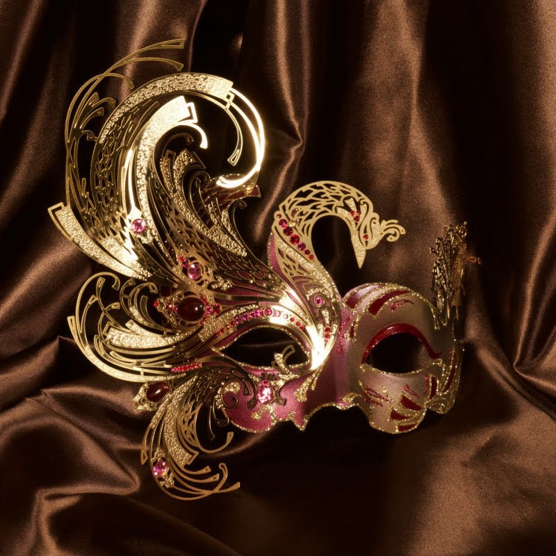 Máscara de Fénix en papel maché, realizada de forma artesanal. Decorado con finas pasamanería, perlas, filigrana de metal. Marcela.