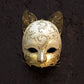 Maschera gatto veneziana in cartapesta, realizzata a mano secondo la tradizione veneziana. Decorato con, perle, metalli traforati . Marcela