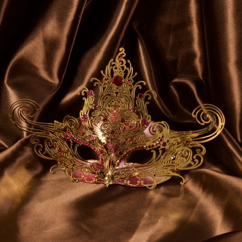 Máscara de libélula, en papel maché, realizada de forma artesanal. Decorado con finas pasamanería, perlas, filigrana metálica y piedras Swarovski. marcela
