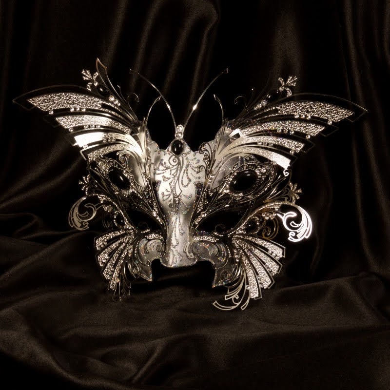 Butterfly mask in papier-mâché, made in artisan form. Decorated with fine trimmings, pearls and metal filigree. Marcella.