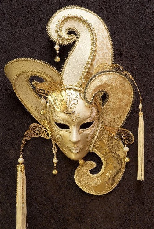 Máscara veneciana realizada en papel maché siguiendo el método tradicional italiano. Del carnaval veneciano a tus manos. Marcela.