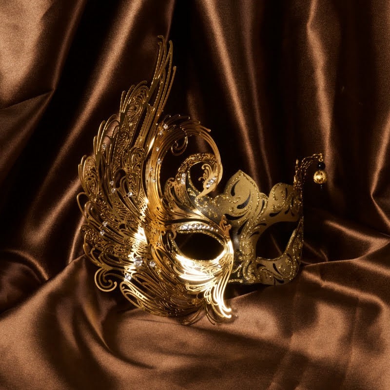 Swan. Venetian mask in papier-mâché, made in artisan form. Decorated with fine trimmings, pearls, metal filigree and Swarovski  stones.Marce