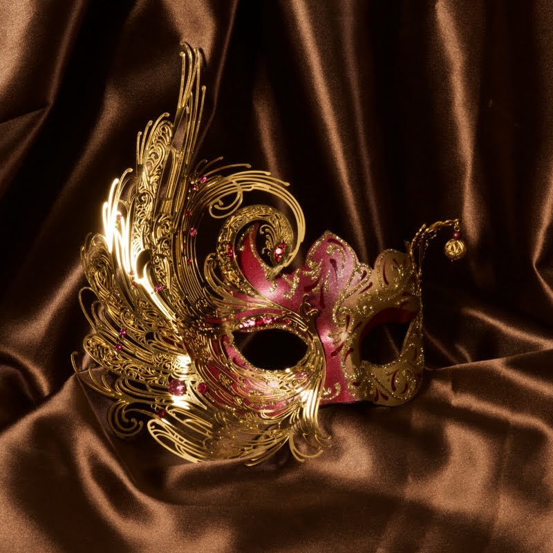 Cisne. Máscara veneciana en papel maché, realizada de forma artesanal. Decorado con finas pasamanería, perlas, filigrana metálica y piedras Swarovski.Marce