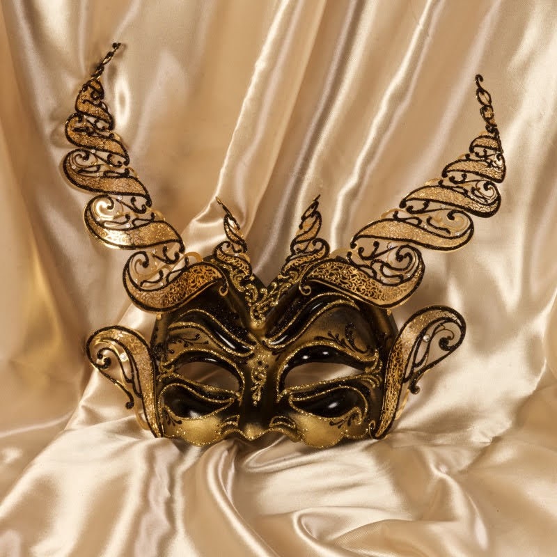 Devil. Venetian mask in papier-mâché, made in artisan form. Decorated with fine trimmings, metal filigree and Swarovski stones. Marcella.