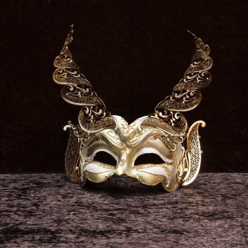 Demonio. Máscara veneciana en papel maché, realizada de forma artesanal. Decorado con finas pasamanería, filigrana metálica y piedras Swarovski. Marcela.