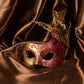 Palabra. Máscara veneciana en papel maché, realizada a mano. Decorado con finas pasamanería, perlas, filigrana metálica y piedras Swarovski. Marcela.