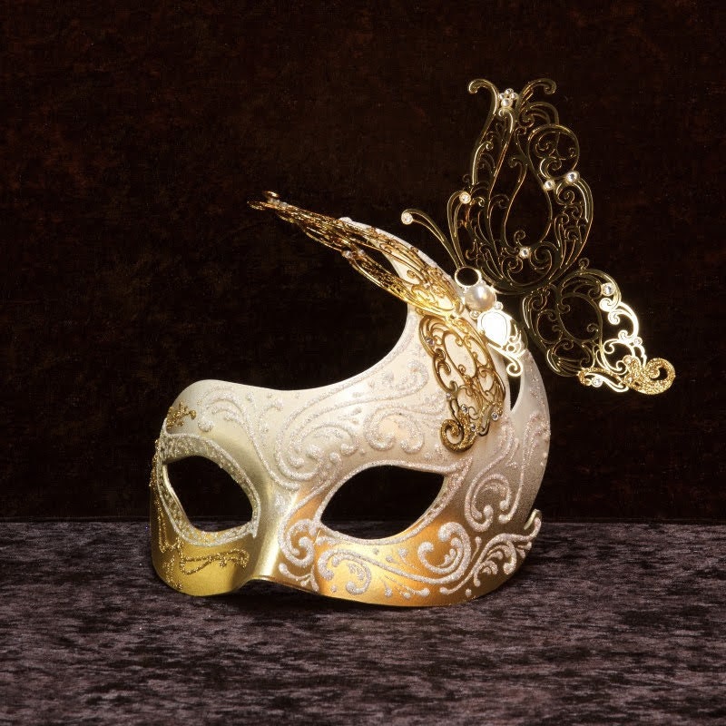 Palabra. Máscara veneciana en papel maché, realizada a mano. Decorado con finas pasamanería, perlas, filigrana metálica y piedras Swarovski. Marcela.