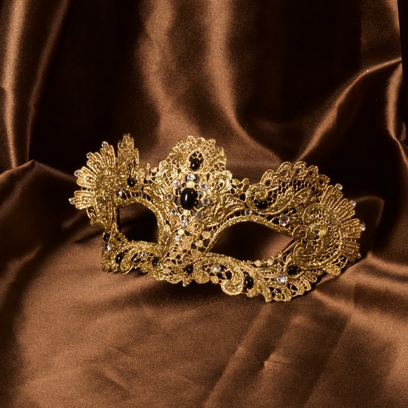 Macramé. Máscara veneciana, hecha a mano. Decorado con finas pasamanería, perlas, filigrana metálica y piedras Swarovski. Marcela.
