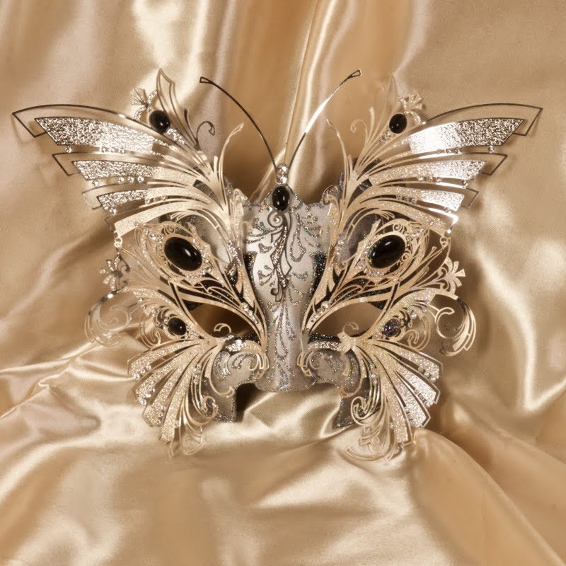 Butterfly  mask in papier-mâché, made in artisan form. Decorated with fine trimmings, pearls and metal filigree . Marcella.