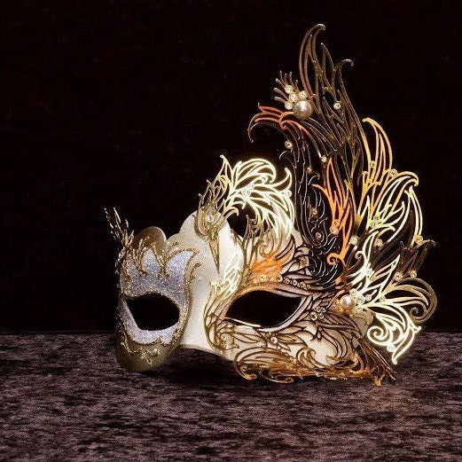 Lark. Mask in papier-mâché, made by hand. Decorated with fine trimmings, pearls, metal filigree and Swarovski stones. Marcella.