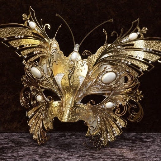 Butterfly mask in papier-mâché, made in artisan form. Decorated with fine trimmings, pearls and metal filigree. Marcella.