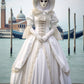Exquisito disfraz veneciano blanco: ¡Vestido elegante para mascaradas, carnavales y eventos venecianos con adornos dorados!