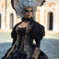 Exquisito disfraz veneciano negro: ¡Vestido elegante para mascaradas, carnavales y eventos venecianos con adornos dorados!