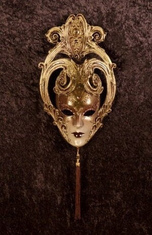 Máscara veneciana en papel totalmente hecho a mano. Decorado con finas pasamanería, perlas, filigrana metálica y piedras Swarovski. Marchas
