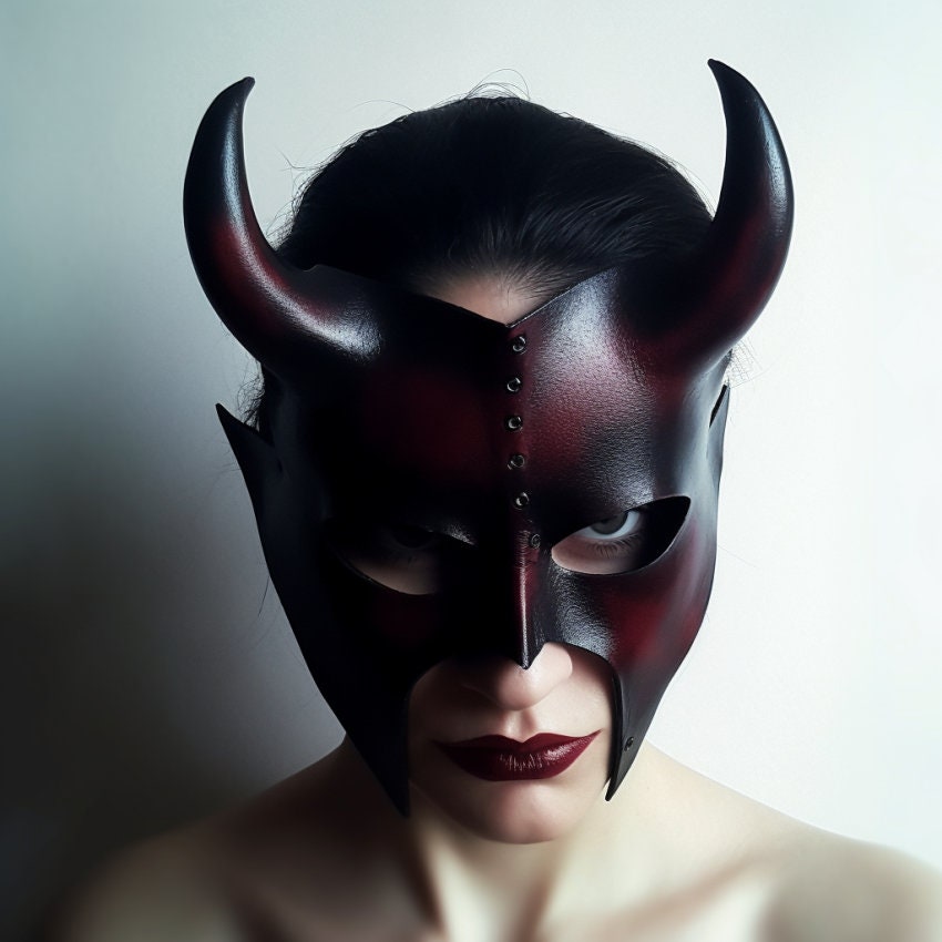 La Máscara del Diablo Esta máscara de papel hecha a mano encarna la antigua tradición veneciana con su intrincado diseño y su encanto diabólico.