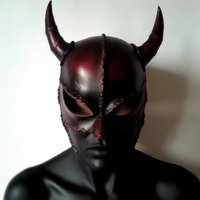 La Máscara del Diablo Esta máscara de papel hecha a mano encarna la antigua tradición veneciana con su intrincado diseño y su encanto diabólico.