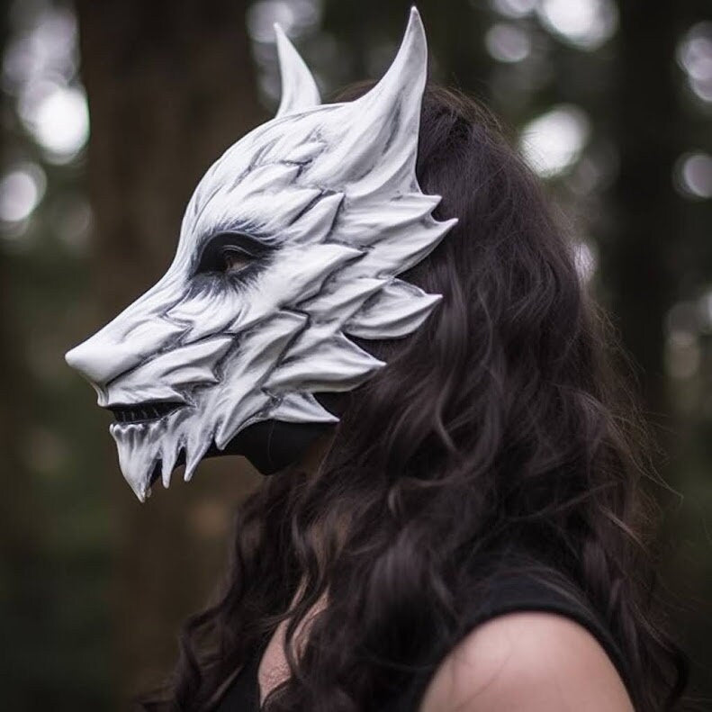 EDICIÓN LIMITADA. "Máscara veneciana de lobo esculpida: Una obra de arte para lucir"